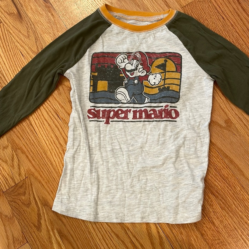 Boys size 5 super Mario long sleeve shirt